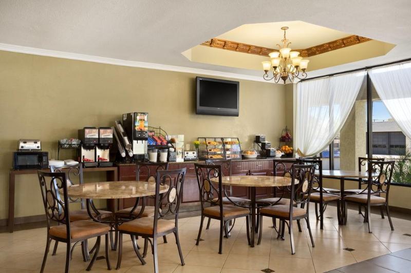 Howard Johnson By Wyndham Reseda Hotel & Suites Los Angeles Exteriér fotografie