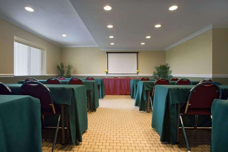 Howard Johnson By Wyndham Reseda Hotel & Suites Los Angeles Exteriér fotografie