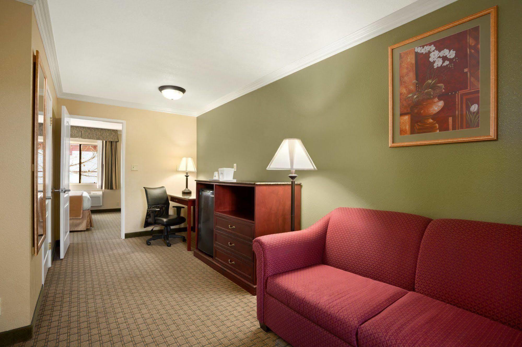Howard Johnson By Wyndham Reseda Hotel & Suites Los Angeles Exteriér fotografie