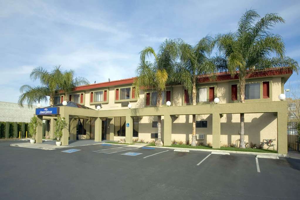 Howard Johnson By Wyndham Reseda Hotel & Suites Los Angeles Exteriér fotografie