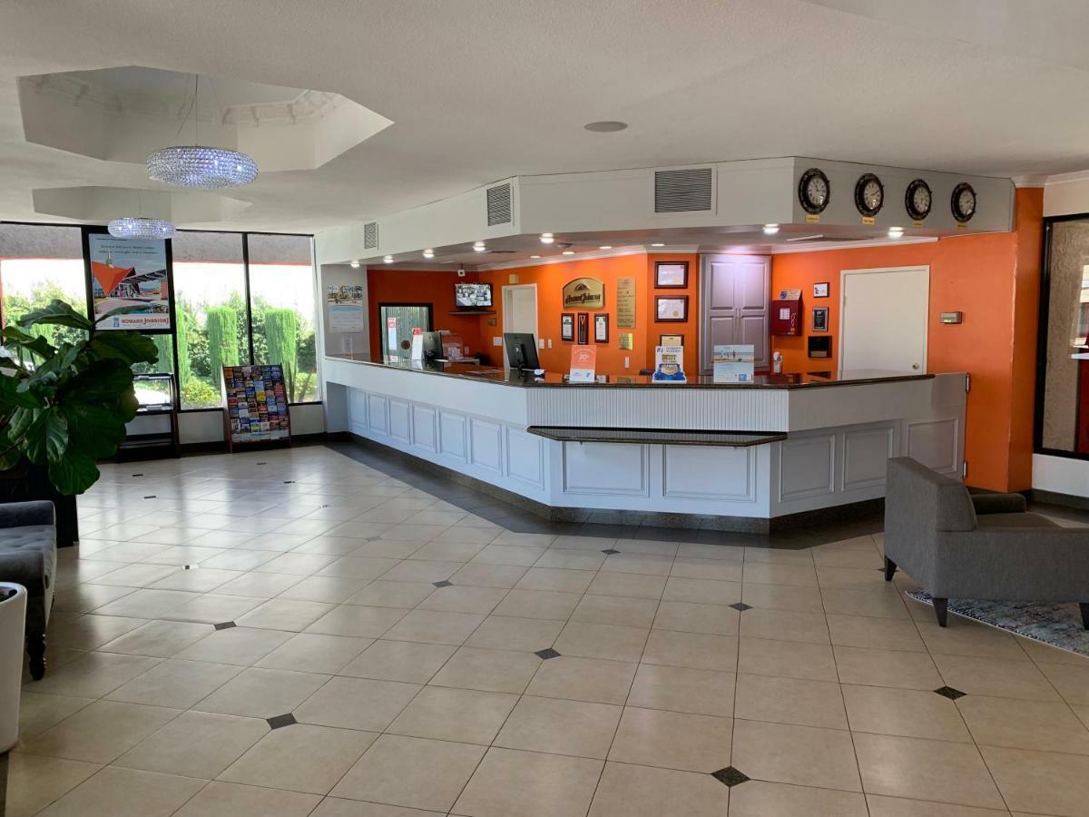 Howard Johnson By Wyndham Reseda Hotel & Suites Los Angeles Exteriér fotografie