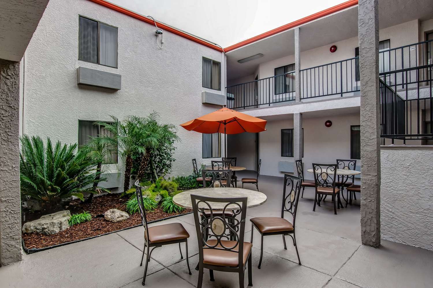 Howard Johnson By Wyndham Reseda Hotel & Suites Los Angeles Exteriér fotografie